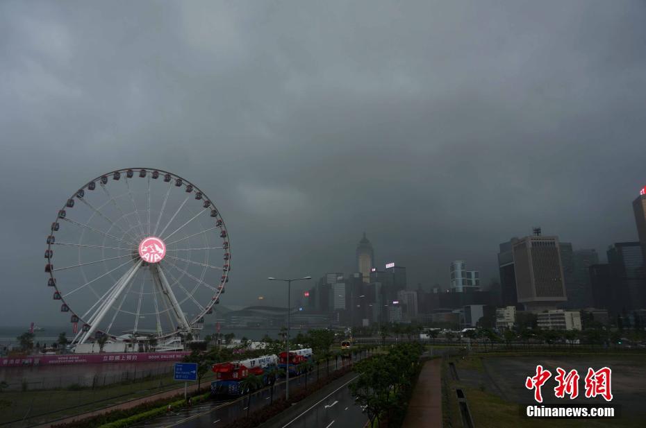 受热带风暴艾云尼影响 香港发布红色暴雨警告