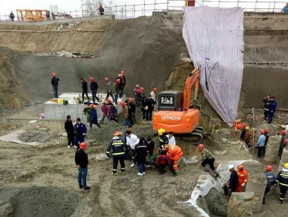 扬州一工地坍塌 事故造成5名工人死亡 